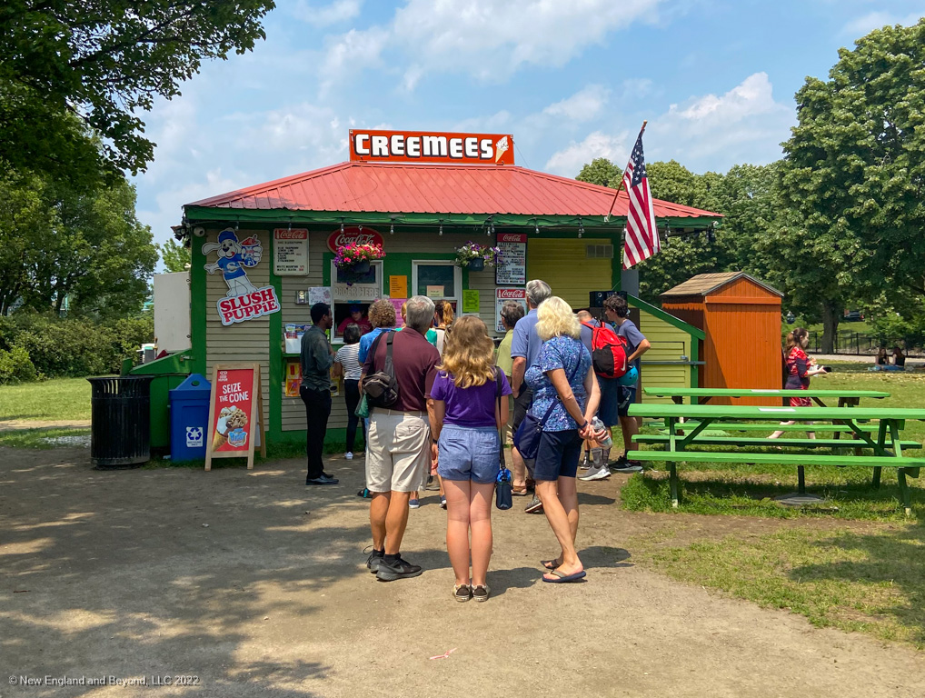 Creemee Stand